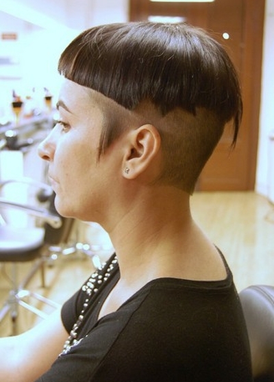 asymetryczne fryzury krótkie z wygolonym bokiem, uczesanie damskie zdjęcie numer 73A